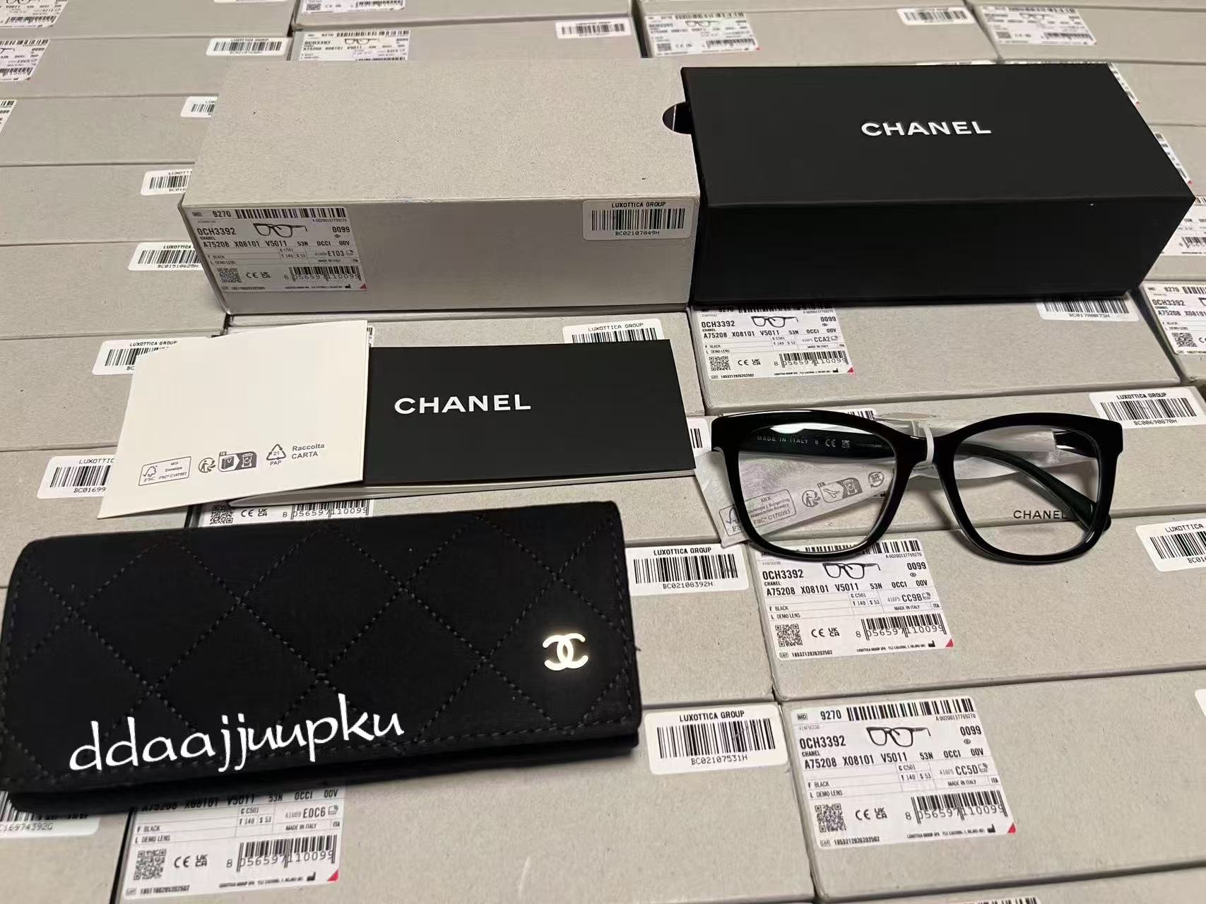 Eyewear, a presentation case and product packaging from a wholesale order
